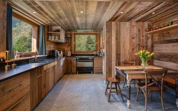 Кухня в стиле шале в загородном доме и квартире (49 фото интерьеров)