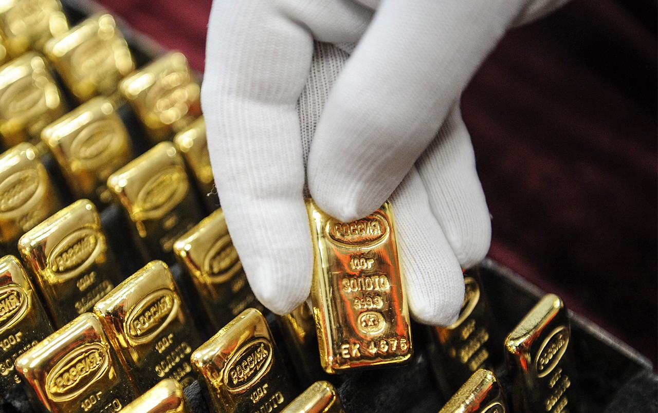 «Золотая лихордака»: российские инвесторы массово скупают золото у банков