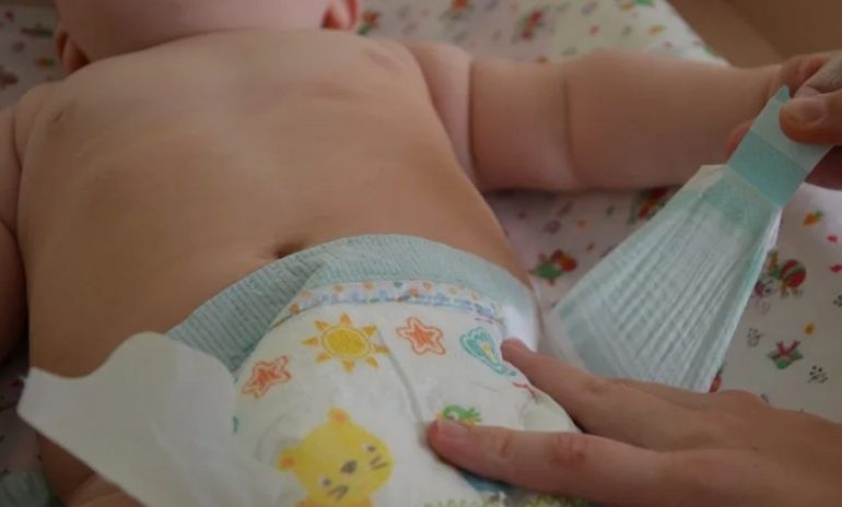 Безопасность и комфорт: как правильно одеть памперс новорожденному