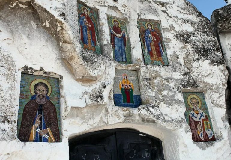 Почему паломники стремятся в Костомаровский Спасский монастырь круглый год