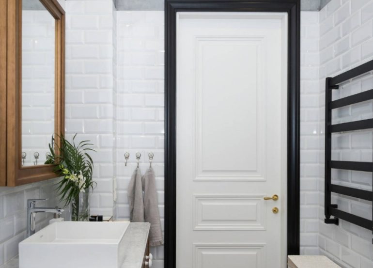 Как выбрать двери для туалета и ванной в общественных зданиях: стандарты, материалы и ошибки застройщиков